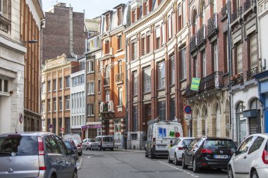 Lille, Fransa, 28 Temmuz 2015 tarihinde. Kentsel görünümü. Parlak güneşli bir günde tipik şehirde.