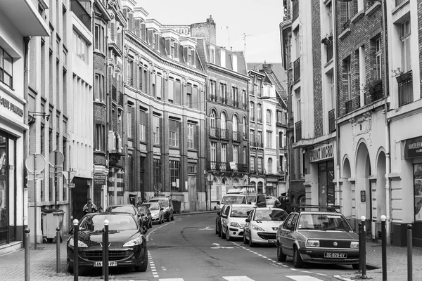 LILLE, FRANCIA, il 28 AGOSTO 2015. Vista urbana. Città tipica nella luminosa giornata di sole . — Foto Stock