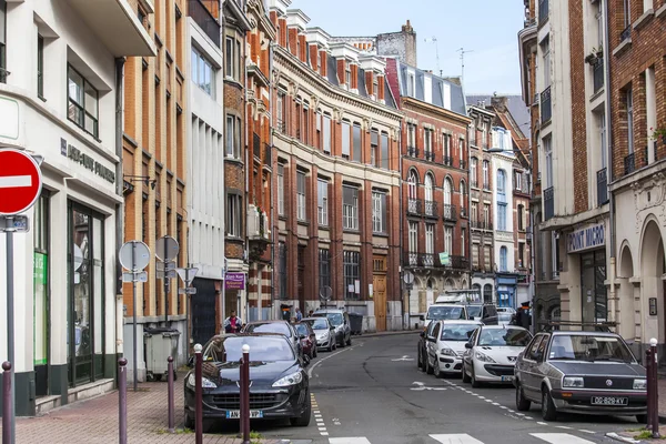 Lille, Fransa, 28 Temmuz 2015 tarihinde. Kentsel görünümü. Parlak güneşli bir günde tipik şehirde. — Stok fotoğraf