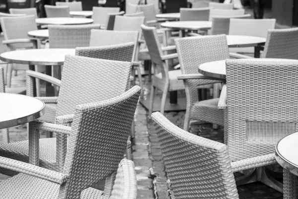 Picturesque summer cafe on the street of the European city — Stock Photo, Image