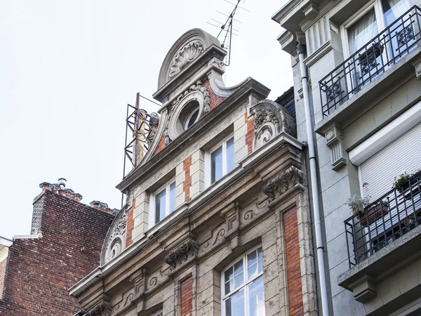 LILLE, FRANÇA, em 28 de agosto de 2015. Detalhes arquitetônicos de edifícios típicos — Fotografia de Stock