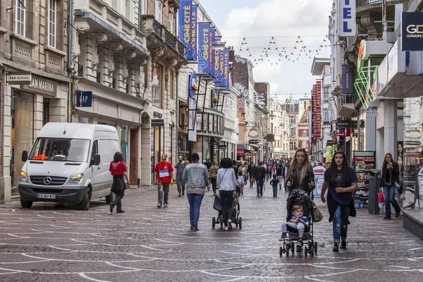 Lille, Francja, na 28 sierpnia 2015. Ulica widok. Typowy widok w jasny, słoneczny dzień. — Zdjęcie stockowe