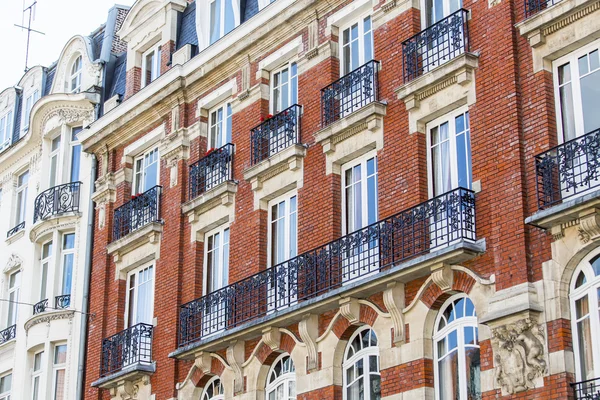Lille, Francja, na 28 sierpnia 2015. Detale architektoniczne typowe budynków — Zdjęcie stockowe