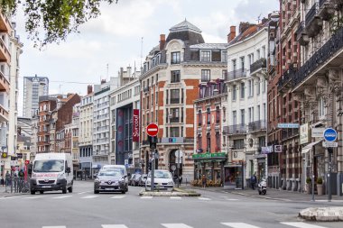 Lille, Fransa, 28 Temmuz 2015 tarihinde. Kentsel görünümü. Parlak güneşli bir günde tipik kentsel görünümü.