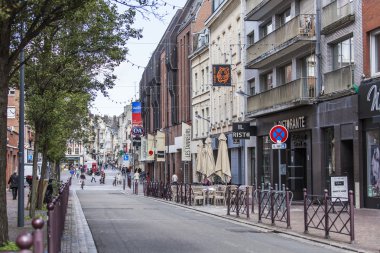 Lille, Fransa, 28 Temmuz 2015 tarihinde. Kentsel görünümü. Parlak güneşli bir günde tipik kentsel görünümü.