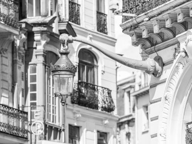 Lille, Fransa, 28 Temmuz 2015 tarihinde. Mimari karşı güzel bir dekoratif sokak lambası