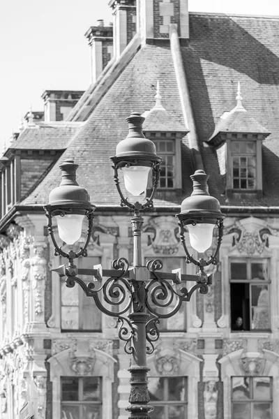 Lille, Francja, na 28 sierpnia 2015. Piękne ozdobne streetlight przeciwko architektura — Zdjęcie stockowe