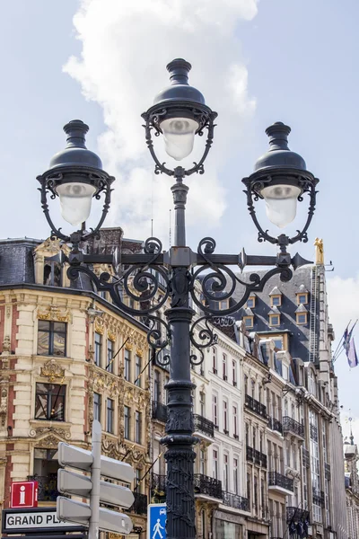 LILLE, FRANCIA, 28 de agosto de 2015. Una hermosa farola decorativa contra la arquitectura — Foto de Stock