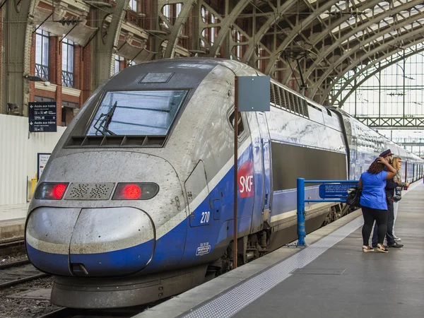 LILLE, FRANÇA, em 28 de agosto de 2015. Plataformas da estação ferroviária. Comboios e passageiros . — Fotografia de Stock