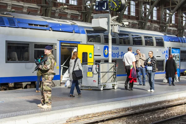 LILLE, FRANCE, on AUGUST 28, 2015. Platforms of the railway station. Trains and passengers. — Stok fotoğraf