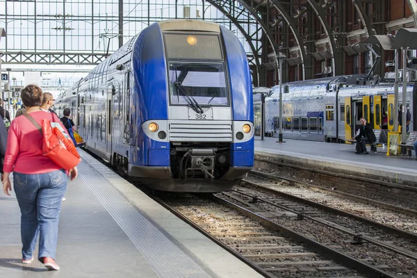 LILLE, FRANÇA, em 28 de agosto de 2015. Plataformas da estação ferroviária. Comboios e passageiros . — Fotografia de Stock