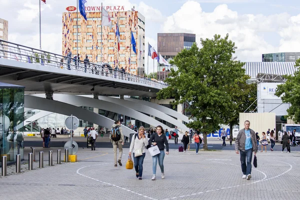 Lille, Francja, na 28 sierpnia 2015. Nowoczesna architektura. Platforma prowadzi do dworca kolejowego Lille-Europe — Zdjęcie stockowe