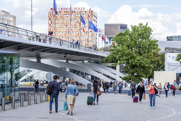 LILLE, FRANCE, le 28 août 2015. Architecture moderne. Le quai menant à la gare Lille-Europe — Photo