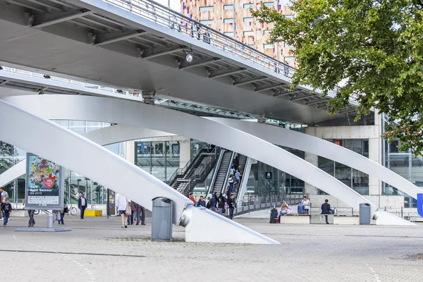 LILLE, FRANCE, 28 августа 2015 года. Современная архитектура. Платформа, ведущая на железнодорожный вокзал Лилль-Европа — стоковое фото