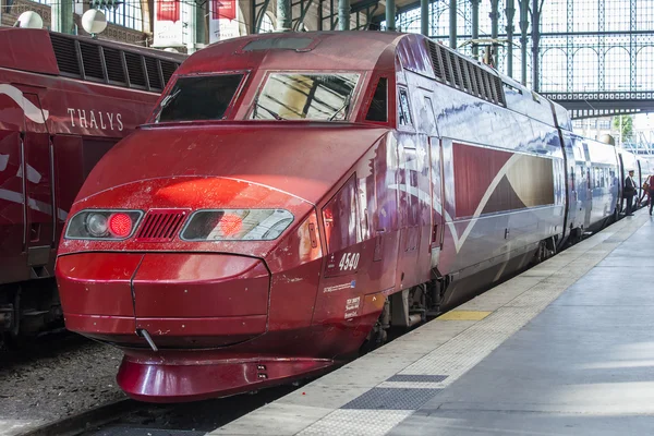 LILLE, FRANCE, on AUGUST 28, 2015. Platforms of the railway station. Trains and passengers. — ストック写真