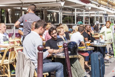 Lille, Fransa, 28 Temmuz 2015 tarihinde. Güzel yaz kafe sokakta. İnsanlar yemek ve biraz dinlen