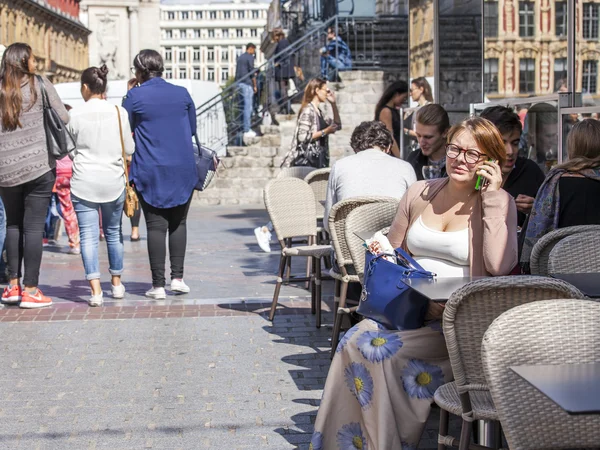 Lille, Francja, na 28 sierpnia 2015. Malownicze letniej kawiarni na ulicy. Ludzie jedzą i odpoczynku — Zdjęcie stockowe