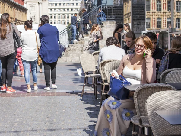 Lille, Fransa, 28 Temmuz 2015 tarihinde. Güzel yaz kafe sokakta. İnsanlar yemek ve biraz dinlen