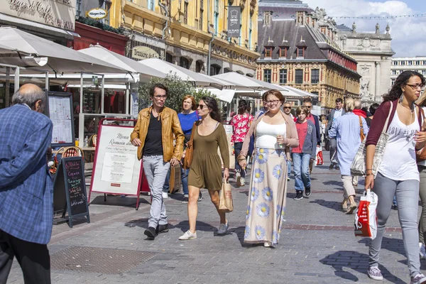 LILLE, FRANCE, on AUGUST 28, 2015. Urban view. Typical city street in the bright sunny day. Foot zone — Stok fotoğraf