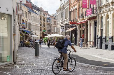 Lille, Fransa, 28 Temmuz 2015 tarihinde. Kentsel görünümü. Parlak güneşli bir günde tipik şehirde.