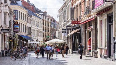 Lille, Fransa, 28 Temmuz 2015 tarihinde. Kentsel görünümü. Parlak güneşli bir günde tipik şehirde.
