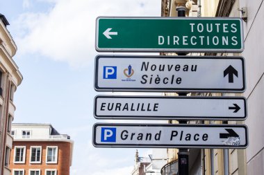 Lille, Fransa, 28 Temmuz 2015 tarihinde. Şehir gezinti unsurları. Yön işareti yerler