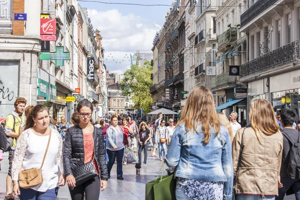 リール、フランス、2015 年 8 月 28 日に。都市の眺め。明るい晴れた日の典型的な都市. — ストック写真