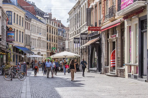 LILLE, FRANCE, le 28 août 2015. Vue urbaine typique dans la partie historique de la ville — Photo