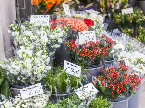 Продажа различных цветов на цветочном рынке — стоковое фото