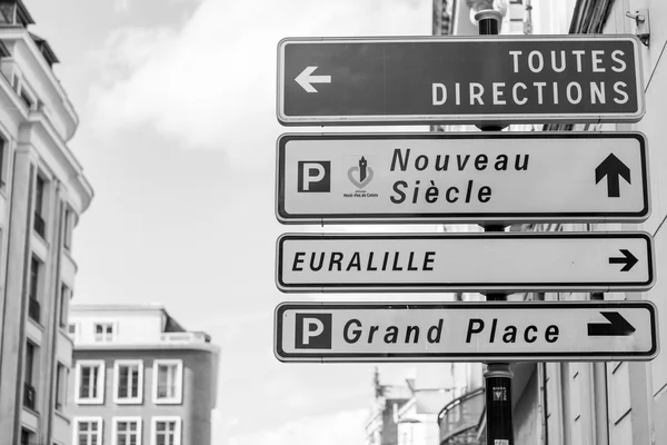 LILLE, FRANCIA, 28 de agosto de 2015. Elementos de la navegación urbana. Una señal de dirección a las vistas — Foto de Stock