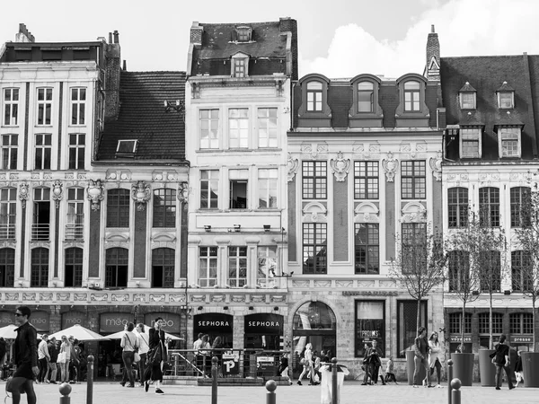 릴, 프랑스, 2015 년 8 월 28 일에. 도시의 역사적인 부분에 있는 일반적인 건물의 건축 세부 사항 — 스톡 사진