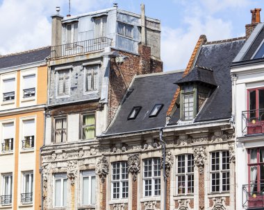 Lille, Fransa, 28 Temmuz 2015 tarihinde. Tipik binaların mimari detaylar