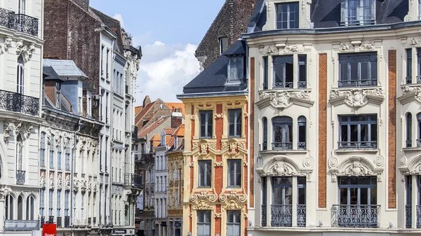 LILLE, FRANÇA, em 28 de agosto de 2015. Detalhes arquitetônicos de edifícios típicos na parte histórica da cidade — Fotografia de Stock