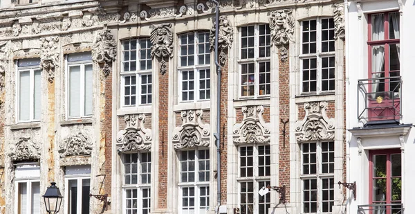 Lille, Frankrijk, op 28 augustus 2015. Architecturale details van typische gebouwen — Stockfoto