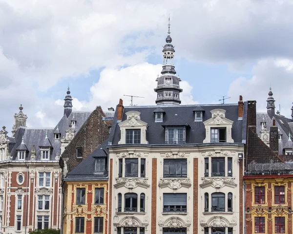 LILLE, FRANÇA, em 28 de agosto de 2015. Detalhes arquitetônicos de edifícios típicos na parte histórica da cidade — Fotografia de Stock