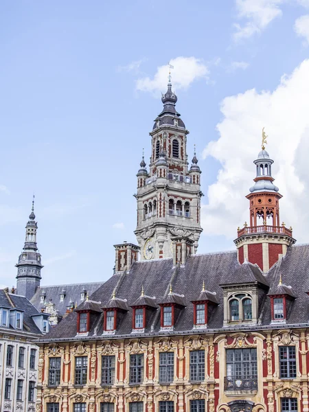 LILLE, FRANCIA, il 28 AGOSTO 2015. Particolari architettonici degli edifici tipici della parte storica della città — Foto Stock