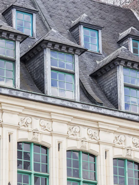 LILLE, FRANCIA, 28 de agosto de 2015. Detalles arquitectónicos de edificios típicos en la parte histórica de la ciudad — Foto de Stock
