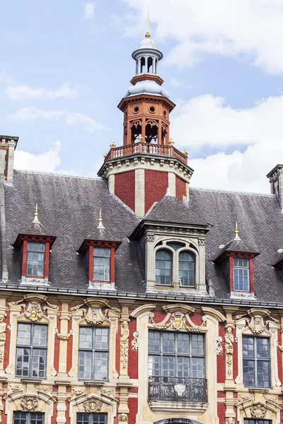 LILLE, FRANÇA, em 28 de agosto de 2015. Detalhes arquitetônicos de edifícios típicos na parte histórica da cidade — Fotografia de Stock