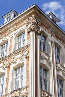 Lille, Fransa, 28 Temmuz 2015 tarihinde. Tarihi kentin tipik binaların mimari detaylar