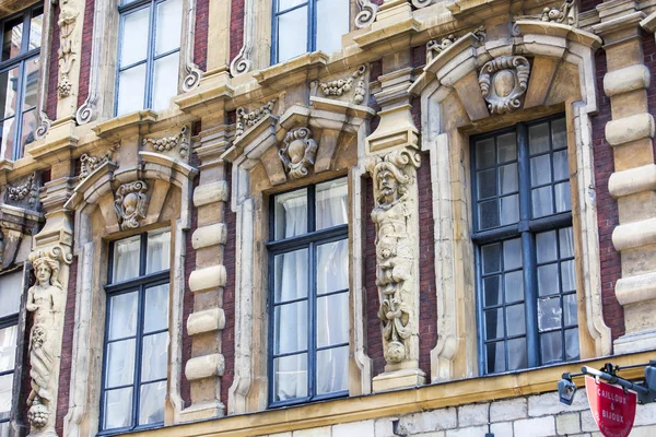 Lille, Frankrike, den 28 augusti 2015. Arkitektoniska Detaljer för typiska byggnader i historiska delen av staden — Stockfoto