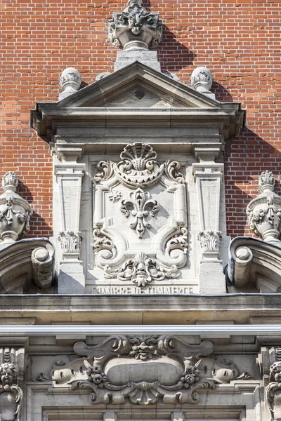 LILLE, FRANCIA, 28 de agosto de 2015. Detalles arquitectónicos de edificios típicos en la parte histórica de la ciudad — Foto de Stock
