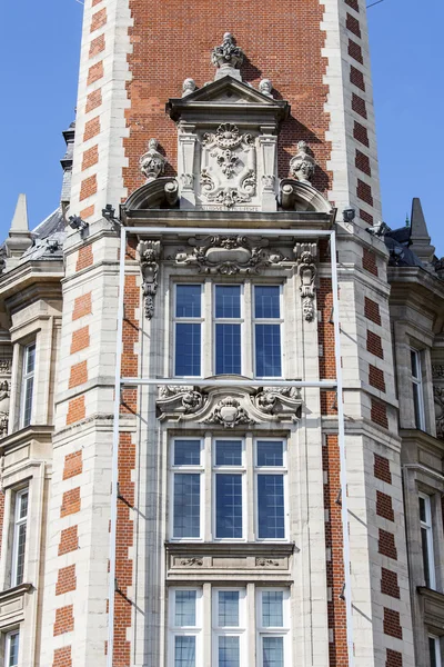 Lille, franz, am 28. august 2015. architektonische details typischer gebäude im historischen teil der stadt — Stockfoto