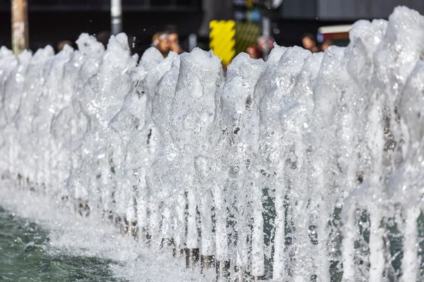 LILLE, FRANCE, le 28 août 2015. La fontaine sur une place de la ville — Photo