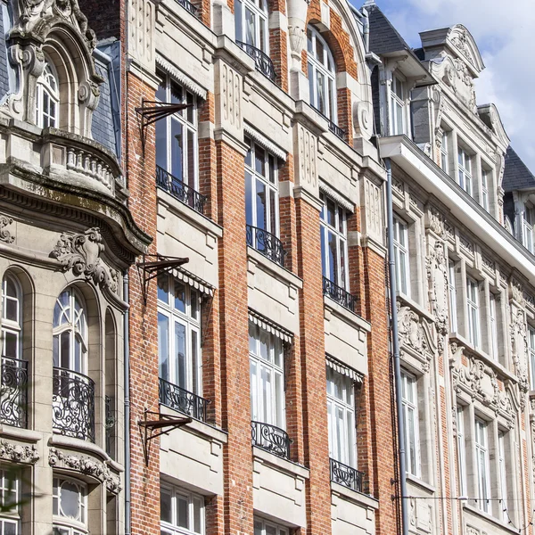 里尔，法国，2015 年 8 月 28 日。城市的历史部分典型建筑的建筑细节 — 图库照片