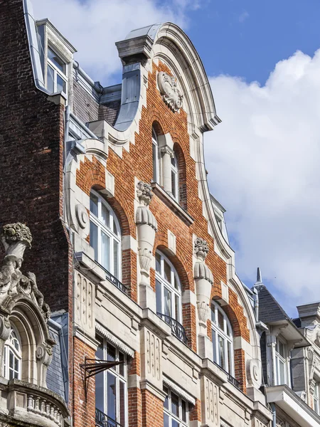 LILLE, FRANCE, le 28 août 2015. Détails architecturaux des bâtiments typiques dans la partie historique de la ville — Photo