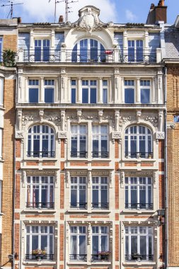 Lille, Fransa, 28 Temmuz 2015 tarihinde. Tarihi kentin tipik binaların mimari detaylar