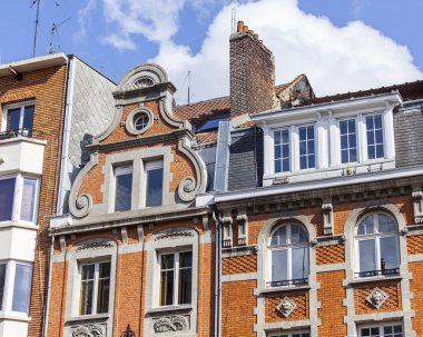 Lille, Fransa, 28 Temmuz 2015 tarihinde. Tarihi kentin tipik binaların mimari detaylar