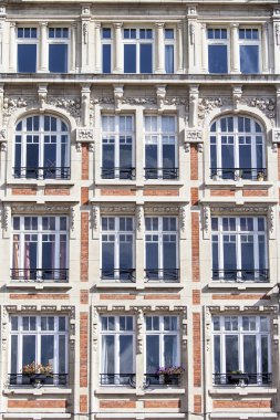 Lille, Fransa, 28 Temmuz 2015 tarihinde. Tarihi kentin tipik binaların mimari detaylar