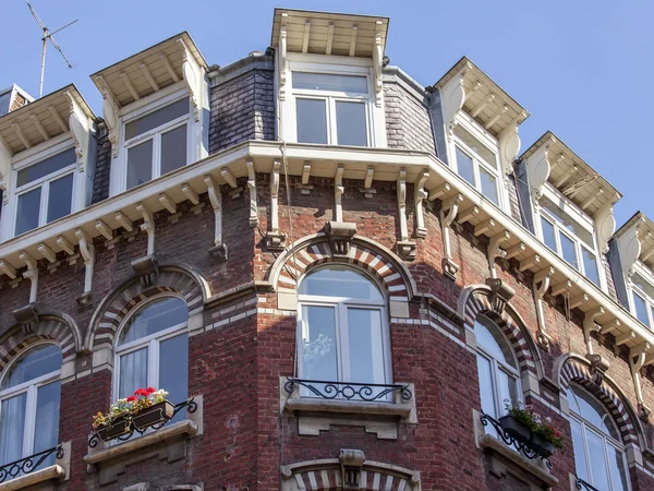 Lille, Francie, na 28 srpna 2015. Architektonické detaily typických staveb v historické části města — Stock fotografie