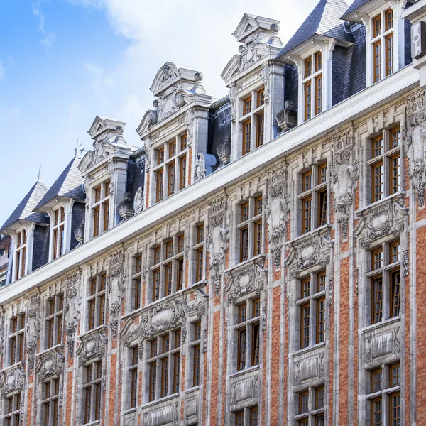 LILLE, FRANÇA, em 28 de agosto de 2015. Detalhes arquitetônicos de edifícios típicos na parte histórica da cidade — Fotografia de Stock